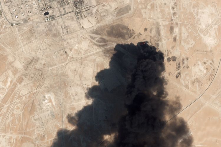 Citra satelit yang diambil pada 16 September 2019 oleh Planet Labs Inc menunjukkan kerusakan pada kilang minyak Aramco di Abqaiq, Arab Saudi, buntut serangan drone pada 14 September 2019. AS menyalahkan Iran sebagai dalang serangan tersebut.