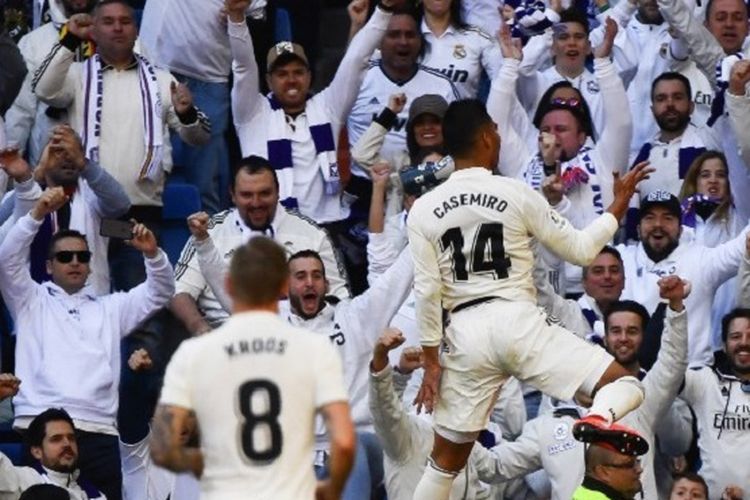 Casemiro merayakan golnya pada pertandingan Real Madrid vs Girona di hadapan suporter Stadion Santiago Bernabeu dalam lanjutan La Liga Spanyol, 17 Februari 2019. 