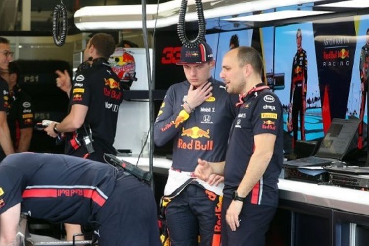 Pebalap Red Bull Racing asal Belanda, Max Verstappen, berdiskusi dengan teknisi timnya jelang sesi kualifikasi F1 GP Australia di Sirkuit Albert Park, 16 Maret 2019. 