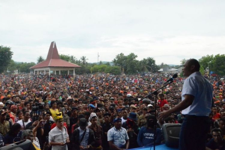 Viktor Bungtilu Laikodat saat melakukan orasi politik di hadapan ribuan warga di Lapangan Galatama Tambolaka, Kabupaten Sumba Barat Daya, Jumat (5/1/2018).