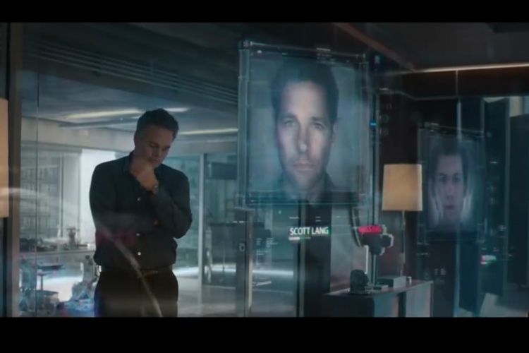 Adegan di mana Bruce Banner atau Hulk melihat gambar pahlawan yang hilang, foto kepala dari Scott Lang muncul pada sebuah layar hologram.