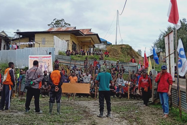 Masyarakat dari Distrik Agisiga, Kabupaten Intan Jaya, Papua, sedang melakukan demonstrasi di Kantor Bawaslu Intan Jaya untuk meminta hasil rekapitulasi suara di tempat mereka dikembalikan seperti semula karena ada kecurigaan petugas PPD setempat melakukan kecurangan, Jumat (3/05/219).