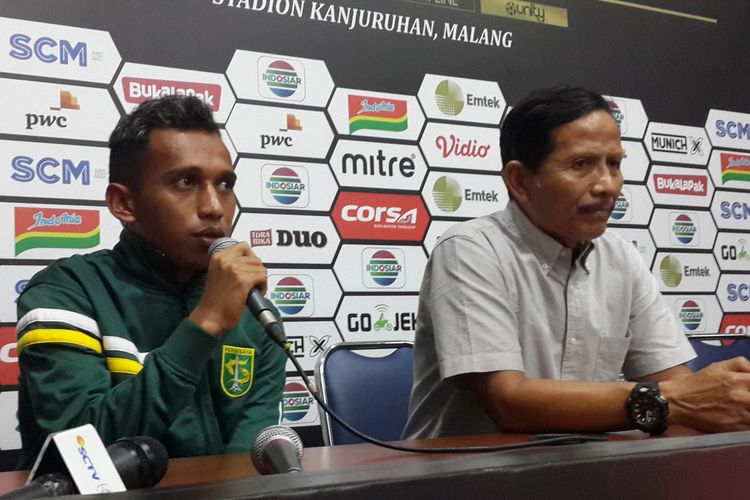 Penyerang Persebaya Surabaya, Irfan Jaya (kiri) usai dinobatkan sebagai pemain muda terbaik Piala Presiden 2019 di Stadion Kanjuruhan, Kabupaten Malang, Jumat (12/4/2019)