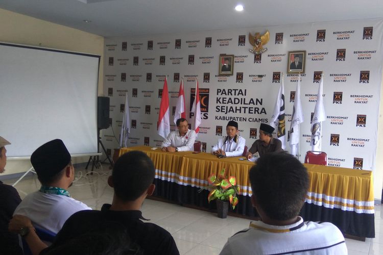 Pimpinan DPD PKS Kabupaten Ciamis menggelar konprensi pers terkait penundaan pelantikan Bupati Ciamis terpilih di Kantor DPD PKS, Jl Ahmad Yani, Jumat (22/3/2019).