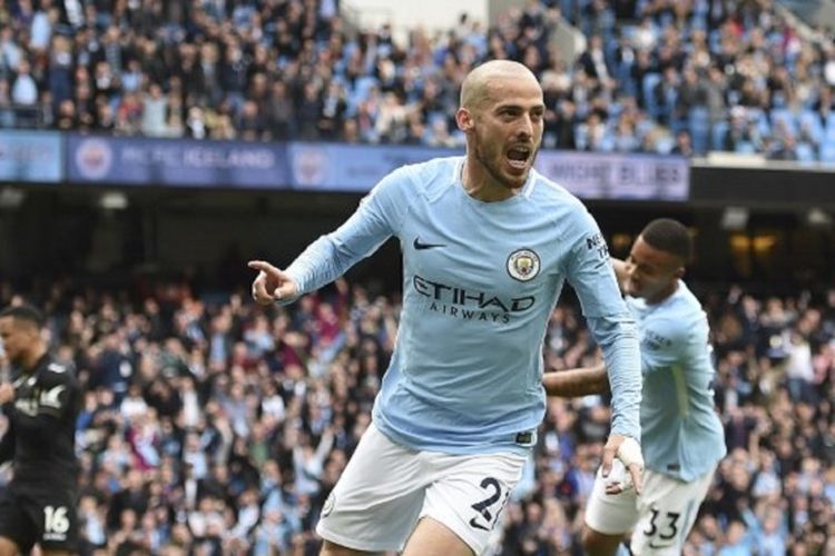 David Silva merayakan gol pertama Manchester City pada pertandingan kontra Swansea City di Stadion Etihad, Minggu (22/4/2018). 