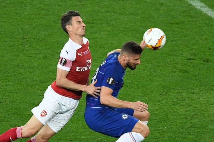 Olivier Giroud bergerak lebih cepat dalam menyundul bola dibandingkan Laurent Koscielny pada laga Chelsea vs Arsenal dalam final Liga Europa di Stadion Olimpiade Baku, Azerbaijan, 29 Mei 2019. 