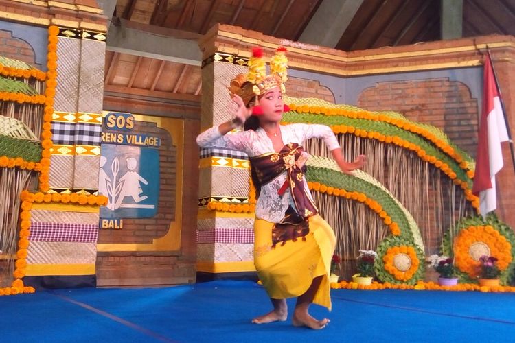 Anak perempuan penghuni SOS Childrens Villages Tabanan Bali menari Tari Bumbung saat hari terakhir perhelatan Run To Care (RTC) 2019 pada Minggu (28/7/2019). 