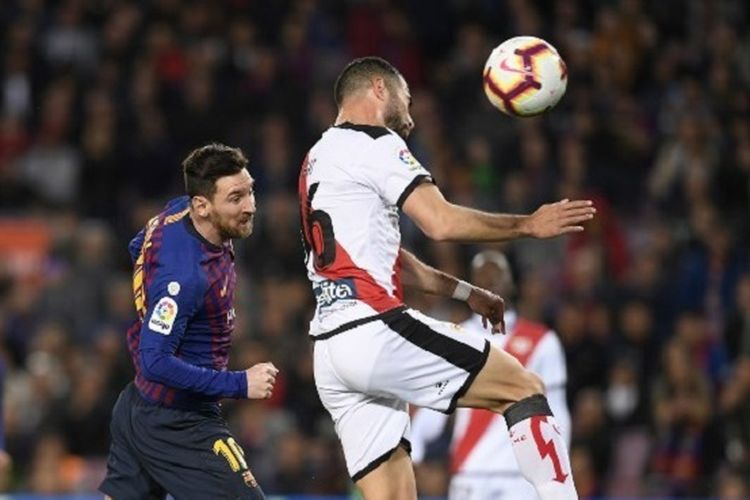 Jordi Amat bergerak lebih cepat daripada Lionel Messi dalam menyundul bola pada pertandingan Barcelona vs Rayo Vallecano di Stadion Camp Nou dalam lanjutan La Liga Spanyol, 9 Maret 2019. 