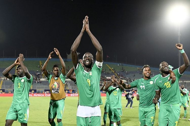 Sadio Mane dkk merayakan keberhasilan Timnas Senegal melangkah ke final Piala Afrika 2019 seusai mengalahkan Tunisia di Stadion 30 Juni, 14 Juli 2019. 