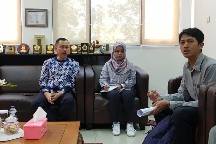 Staf Advokasi Pembelaan HAM KontraS Falis Agatriatma (kanan) saat audiensi dengan Ketua Komnas HAM Ahmad Taufan Damanik di Kantor Komnas HAM, Menteng, Jakarta Pusat, Senin (5/8/2019).