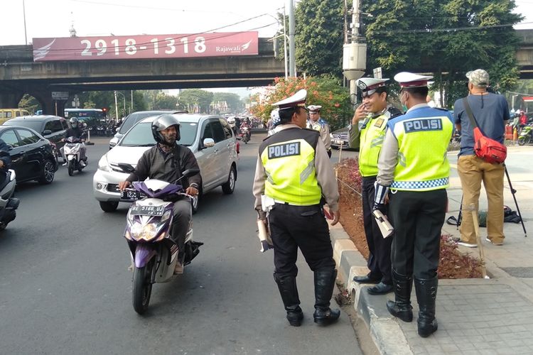 Hari pertama penerapan ganjil genap di kawasan Fatmawati, Jakarta Selatan, Senin (9/9/2019)