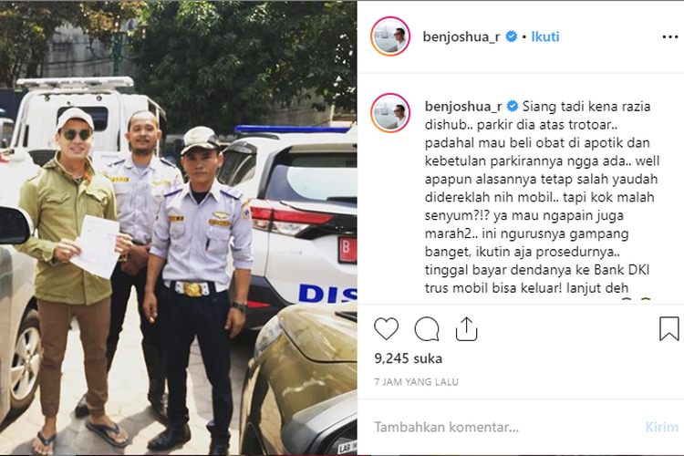 Mobil artis peran Ben Joshua diderek Dinas Perhubungan DKI Jakarta karena parkir di atas trotoar. 