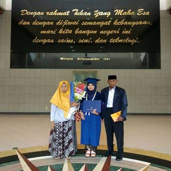 Herayati, lulusan sarjana ITB dengan predikat cumlaude berfoto bersama kedua orang tua.