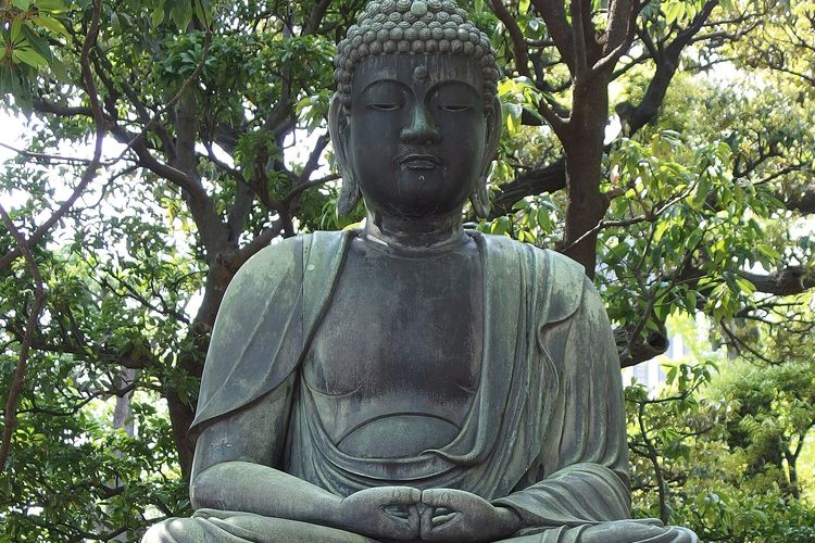 Patung Buddha yang sedang meditasi di Kuil Senso-ji Asakusa, Jepang.