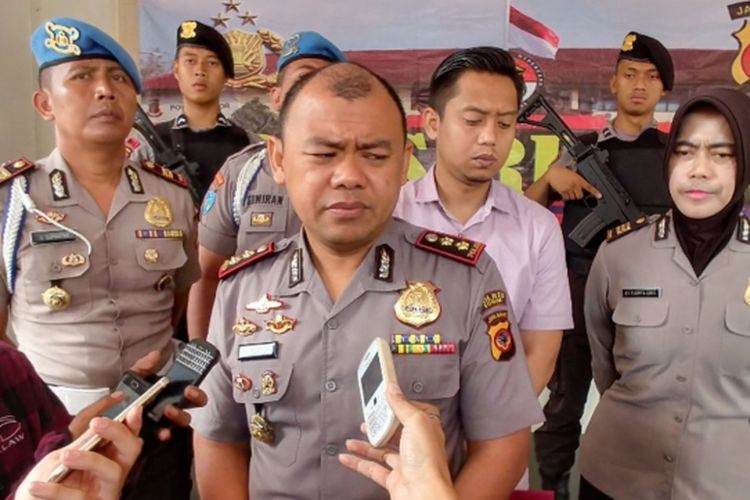 Kapolres Bogor Ajun Komisaris Besar AM Dicky saat memberikan keterangan kasus perkelahian antarpelajar SMP di wilayah Rumpin yang berujung kematian, di Mapolres Bogor, Selasa (28/11/2017).