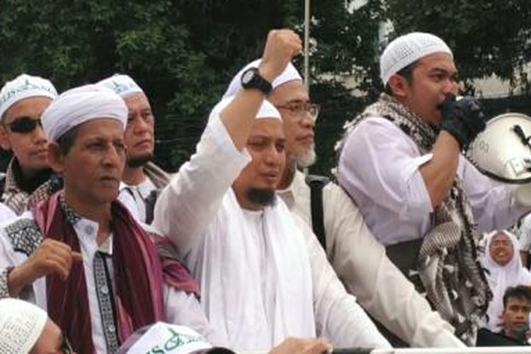 Muhammad Arifin Ilham (tengah, mengangkat tangan)