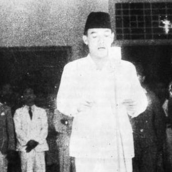 Foto karya Frans Mendur yang mengabadikan Presiden Soekarno membacakan naskah proklamasi di Jalan Pegangsaan Timur, Nomor 56, Cikini, Jakarta. 
