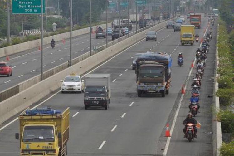 Pengendara motor diperbolehkan melintas di Jalan Tol Puri Kembangan menuju ke arah Cengkareng dan sebaliknya karena banjir menggenangi sejumlah titik di jalan arteri di pinggir tol sejak Jumat (18/1/2013) pagi.