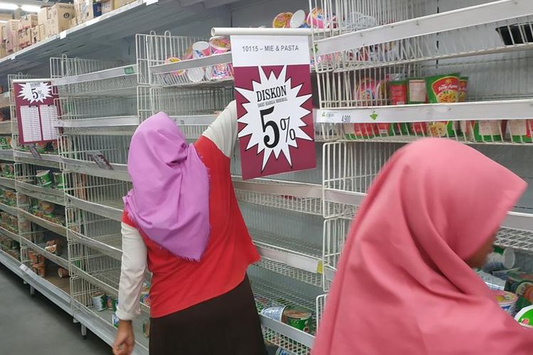 Sejumlah item yang didiskon dalam rangka cuci gudang di Giant Ekstra Wisma Asri, Bekasi Utara, Senin (24/6/2019) mulai habis.