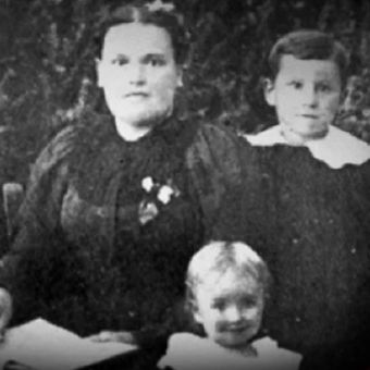 Harland Sanders (kanan) bersama ibu dan adiknya. (Wikipedia)