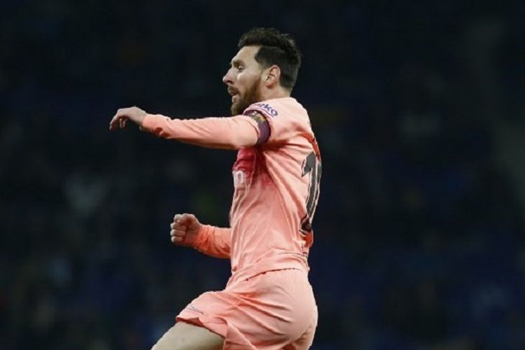 Gaya selebrasi Lionel Messi seusai mencetak gol pada Derbi Catalan, Espanyol vs Barcelona, dalam lanjutan La Liga Spanyol, 8 Desember 2018. 