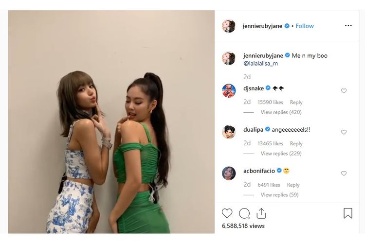 Dua personel grup vokal Korea Selatan, BLACKPINK, Jennie dan Lisa memamerkan uniknya kecantikan mereka dalam unggahan di akun Instagram Jennie.  