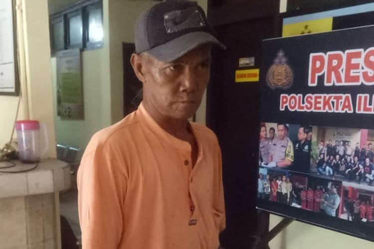 Ridwan (55) penarik bentor yang menjadi korban perampokan bos toko emas ketika berada di Polsek Ilir Timur I Palembang, Sumatera Selatan, Rabu (3/4/2019).