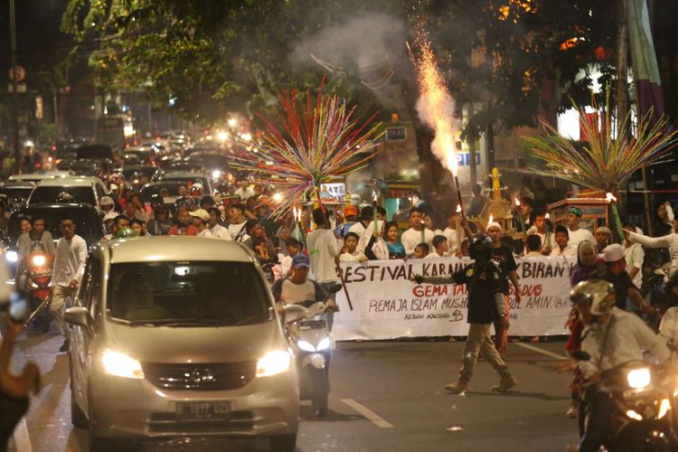 Warga melakukan takbiran guna menyambut Hari Raya Idul Fitri 1439 H di Tanah Abang, Jakarta, Kamis (14/06/2018). Pemerintah menetapkan hari raya Idul Fitri 1439 H jatuh pada hari Jumat 15 Juni 2018.
