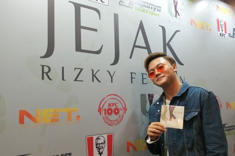 Penyanyi Rizky Fabian saat meluncurkan album barunya berjudul Jejak di sebuah restoran cepat saji di kawasan Kemang, Jakarta Selatan, Jumat (17/1/2019)0
