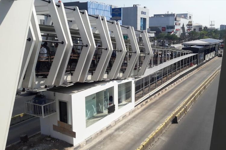 Wajah Skybridge (jembatan penghubung) Integrasi Stasiun LRT Velodrome dan Halte Pemuda Rawamangun, Jakarta Timur, Jumat (26/7/2019).