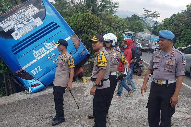 Bus Doa Ibu dan Bus Budiman, mengalami tabrakan di ruas jalan Bandung-Tasikmalaya, tepatnya di Kampung Wedasari Desa Mekarsari Kecamatan Cibatu, Selasa (28/05/2019) siang, sekitar pukul 12.30 WIB.