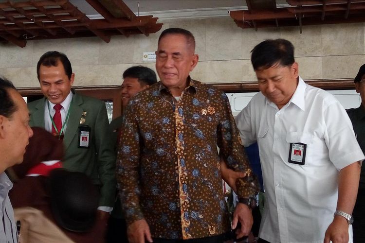 Menteri Pertahanan (Menhan) Jenderal TNI (Purn) Ryamizard Ryacudu usai memberi kuliah umum di Universitas Pembangunan Nasional (UPN) Veteran, Yogyakarta