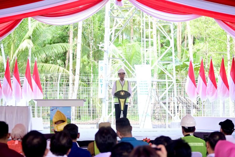 Presiden Jokowi meresmikan pengoperasian sinyal BTS 4G Badan Aksesibilitas Telekomunikasi dan Informasi (Bakti) dan akses internet di desa tertinggal, terdepan, terluar (3T), serta pengoperasian dan integrasi satelit Republik Indonesia yang digelar di BTS Bowombaru Utara, Kabupaten Kepulauan Talaud, Provinsi Sulawesi Utara, Kamis (28/12/2023). 
