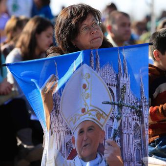 Seorang perempuan memegang poster Paus Yohanes Paulus II di tengah kanonisasi Paus Yohanes XXIII dan Paus Yohanes Paulus II di Santiago, Cile, pada 27 April 2014. Di Vatikan, Paus Fransiskus pada hari yang sama mengumumkan kedua Paus ini sebagai santo. 