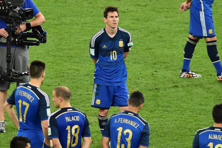 Para pemain Argentina saat ingin menerima medali seusai pertandingan final Piala Dunia 2014 di Stadion Maracana, Minggu (13/7/2014). Argentina takluk 0-1 dari Jerman. 