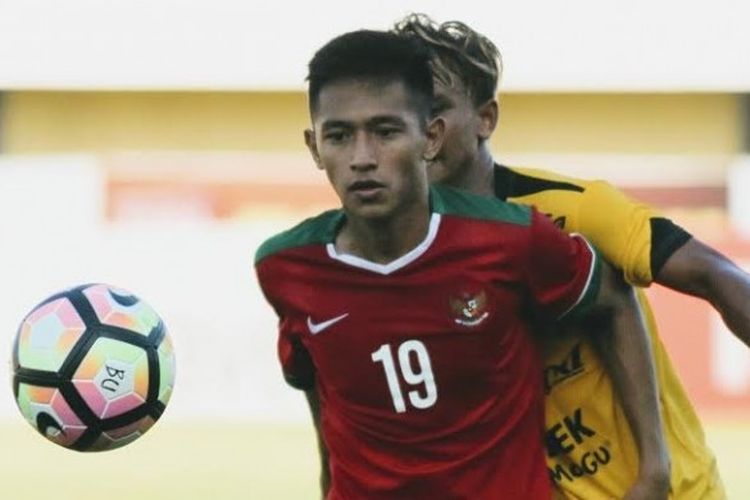 Penyerang timnas U-19 Indonesia, Hanis Saghara, dikawal ketat pemain Celebest FC pada uji coba di Stadion Kapten I Wayan Dipta, Gianyar, Rabu (17/5/2017) sore.
