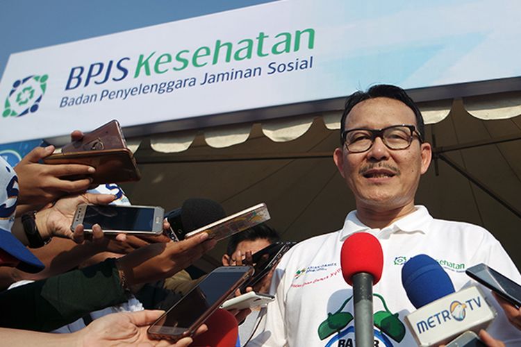 Direktur Utama BPJS Kesehatan Fachmi Idris saat melayani pertanyaan wartawan di lokasi senam kolosal 18.8.18