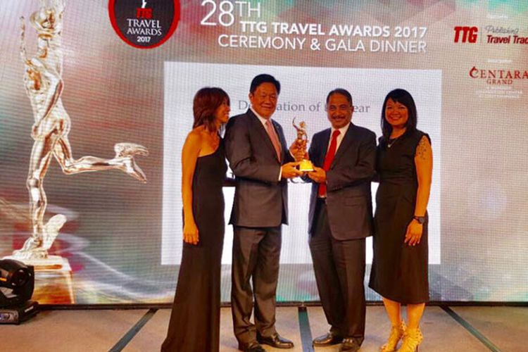 Menteri Pariwisata Arief Yahya menerima penghargaan di the 28th Annual TTG Travel Awards 2017 di Bangkok, Thailand, Kamis (28/9/2017), di mana Indonesia meraih penghargaan sebagai Destination of the Year 2017. 