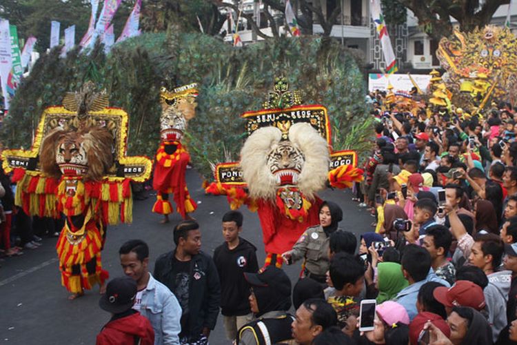 Sejumlah seniman Reog Ponorogo dalam Penyambutan Obor Asian Games 2018 di depan Balaikota, Malang, Jawa Timur, Jumat (20/7/2018). Obor Asian Games XVIII yang sebelumnya melintasi kota New Delhi, Yogyakarta, Solo dan Blitar tersebut disambut dengan sejumlah pentas budaya ketika sampai di Malang.