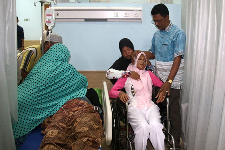 Ainal Mardiyah (16) korban kabut asap yang mengalami gangguan pernafasan didampingi orang tua saat menjalani perawatan di ruang IGD RSUD Cut Nyak Dhien Meulaboh, Minggu (23/07/17).