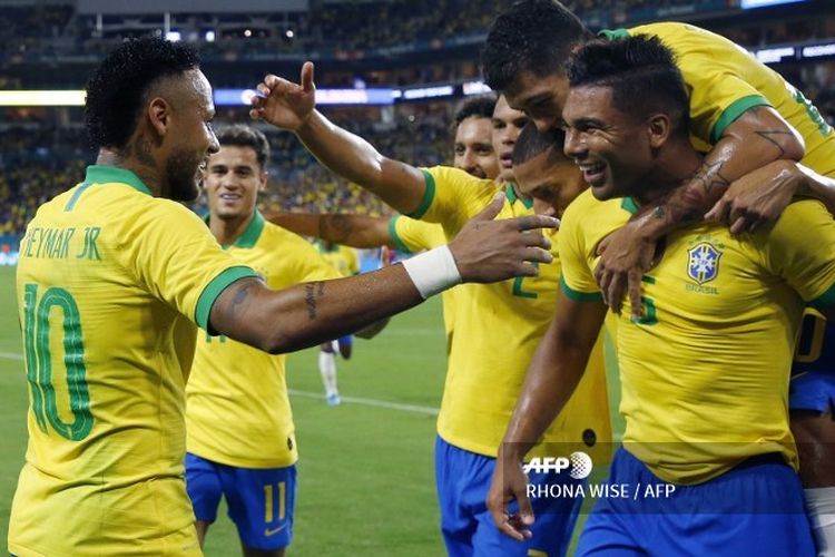 Brazils foward Neymar Jr. (L) celebrates with teammates after scoring against Colombia during their international friendly football match between Brazil and Colombia at Hard Rock Stadium in Miami, Florida, on September 6, 2019.
RHONA WISE / AFP