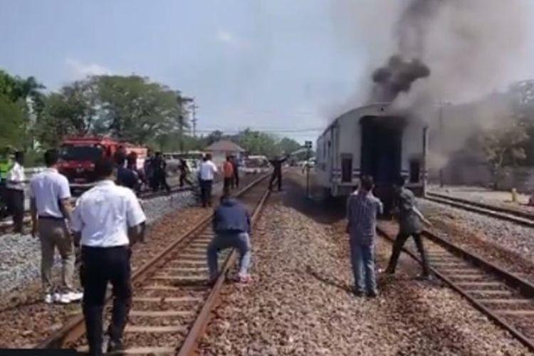 Gerbong pembangkit KA Gajayanan Lebaran terbakar di Stasiun Nganjuk, Jawa Timur, Minggu (17/6/2018).