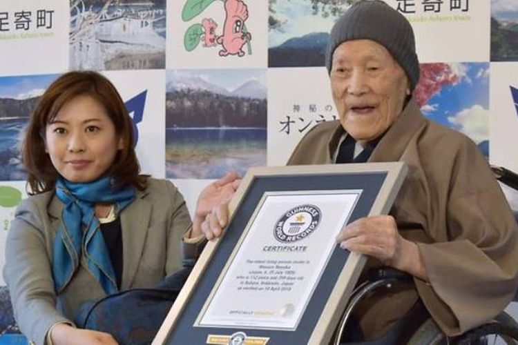 Masazo Nonaka (kanan) yang berusia 112 tahun saat menerima piagam rekor dunia Guinness sebagai manusia tertua yang masih hidup di dunia, Selasa (10/4/2018).