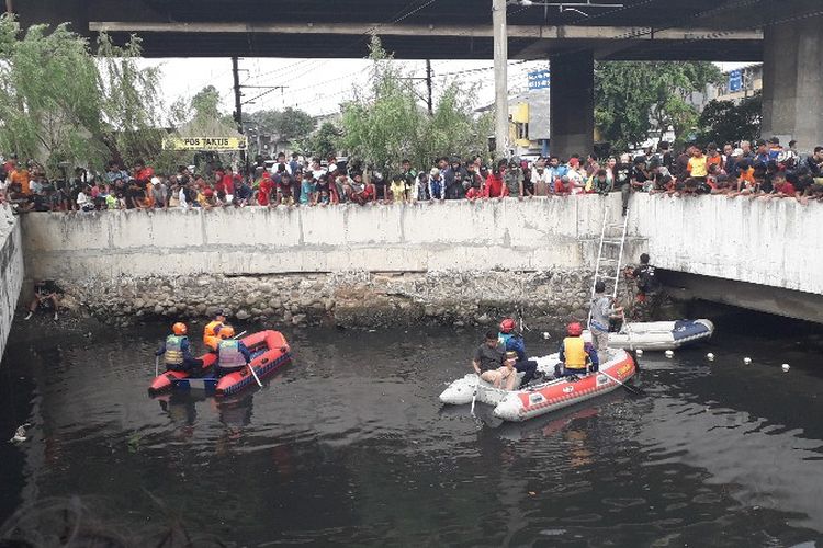  Petugas Badan Konservasi Sumber Daya Alam (BKSDA) DKI Jakarta bersama Suku Dinas Pemadam Kebakaran dan Penyelamatan melakukan pencarian buaya lanjutan pada Kamis (28/6/2018) di Kali Grogol, Jakarta Barat. 