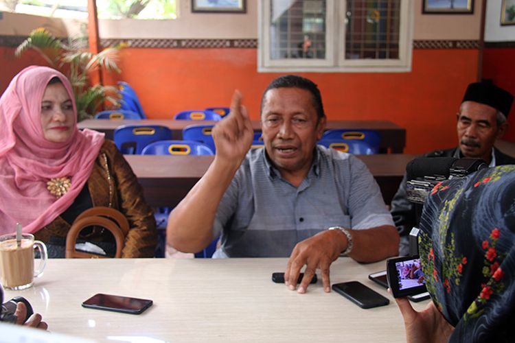 Tajuddin Hamid, koordinator perwakilan 58 narapidana Lapas Kelas II A Banda Aceh memberikan keterangan kepada wartawan saat mendatangi Kantor Wilayah Kemenkumham Aceh, di Banda Aceh, Kamis (8/2/2018).