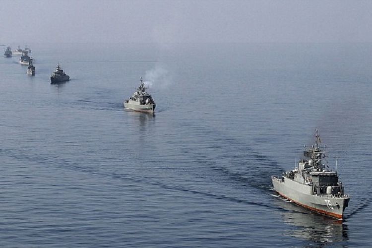 Iring-iringan kapal perang AL Iran dalam sebuah latihan di Selat Hormuz pada Januari 2012.