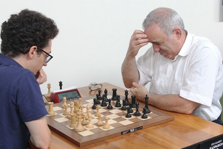 GM Garry Kasparov berpikir keras saat menghadapi GM Fabiano Caruana di hari terakhir Grand Chess Tour yang digelar di Klub Ilmiah dan Catur di St. Louis, AS pada 18 Agustus 2017.