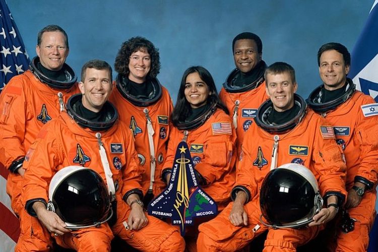 Inilah ketujuh awak pesawat ulang alik Columbia yang tewas pada 1 Fabruari 2002. Dari kiri ke kanan David Brown, Rick Husband, Laurel Clark, Kalpana Chawla, Michael Anderson, William McCool, dan Ilan Ramon