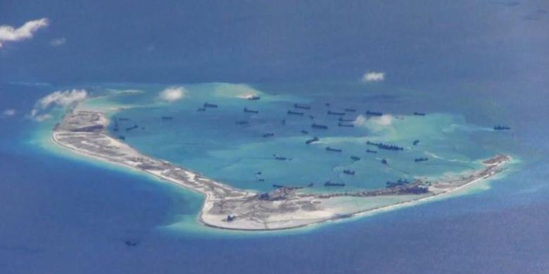 Kapal-kapal pengeruk Tiongkok terlihat di sekitar karang di Kepulauan Spratly yang disengketakan di Laut China Selatan, dalam foto yang diambil oleh pesawat pengintai AS, Mei 2015.