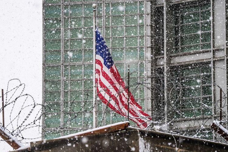 Bendera AS berkibar di gedung kedutaan besar Amerika Serikat di Moskwa. Pemerintah Rusia telah memutuskan mengusir 60 diplomat AS dan menutup kantor konsulat mereka di Moskwa.